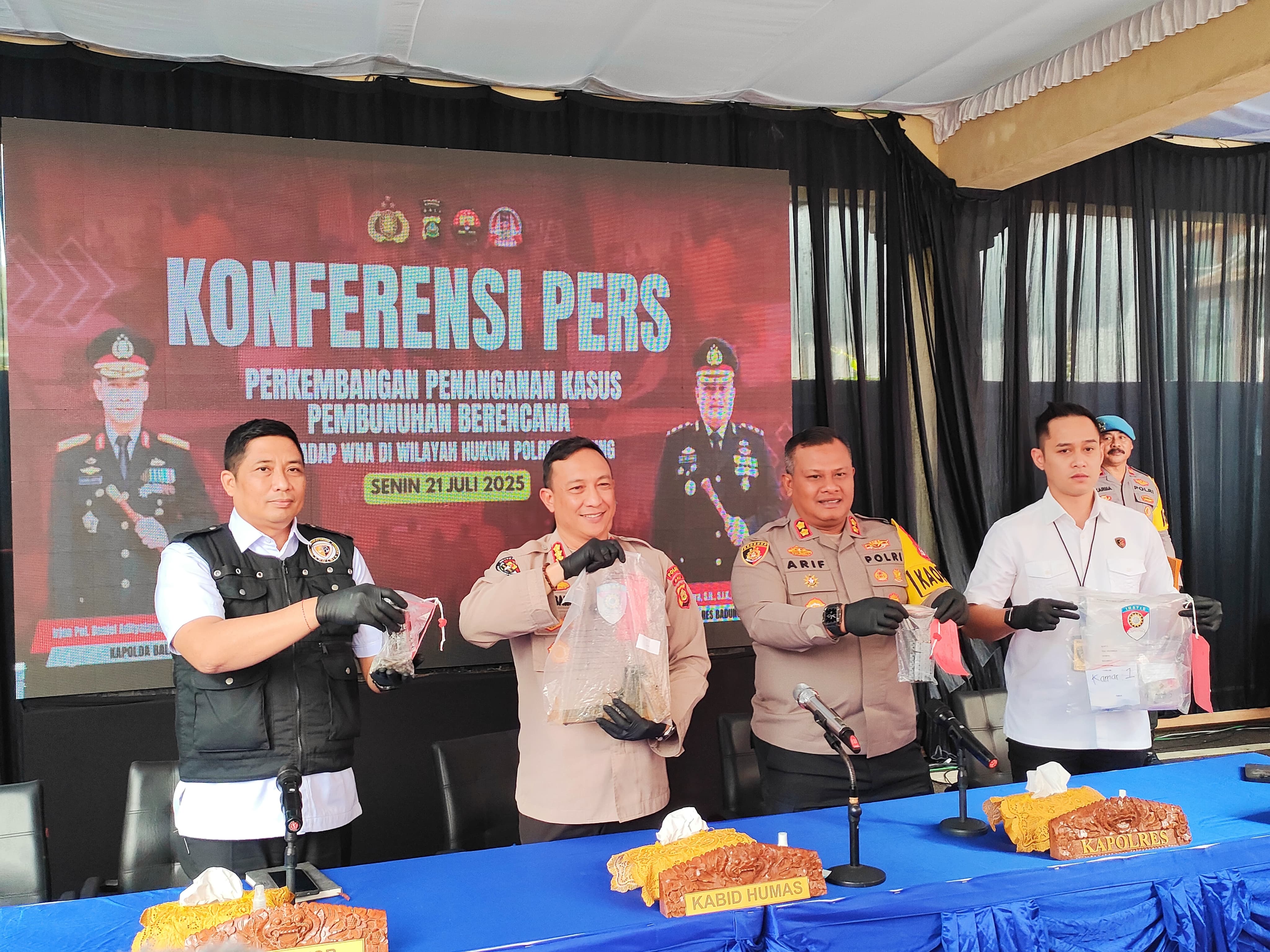 Kabid Humas Polda Bali Kombespol Ariasandy (dua dari kiri) didampingi Kapolres Badung AKBP M Arif Batubara (dua dari kanan). (Bali Express/I Gede Paramasutha)
