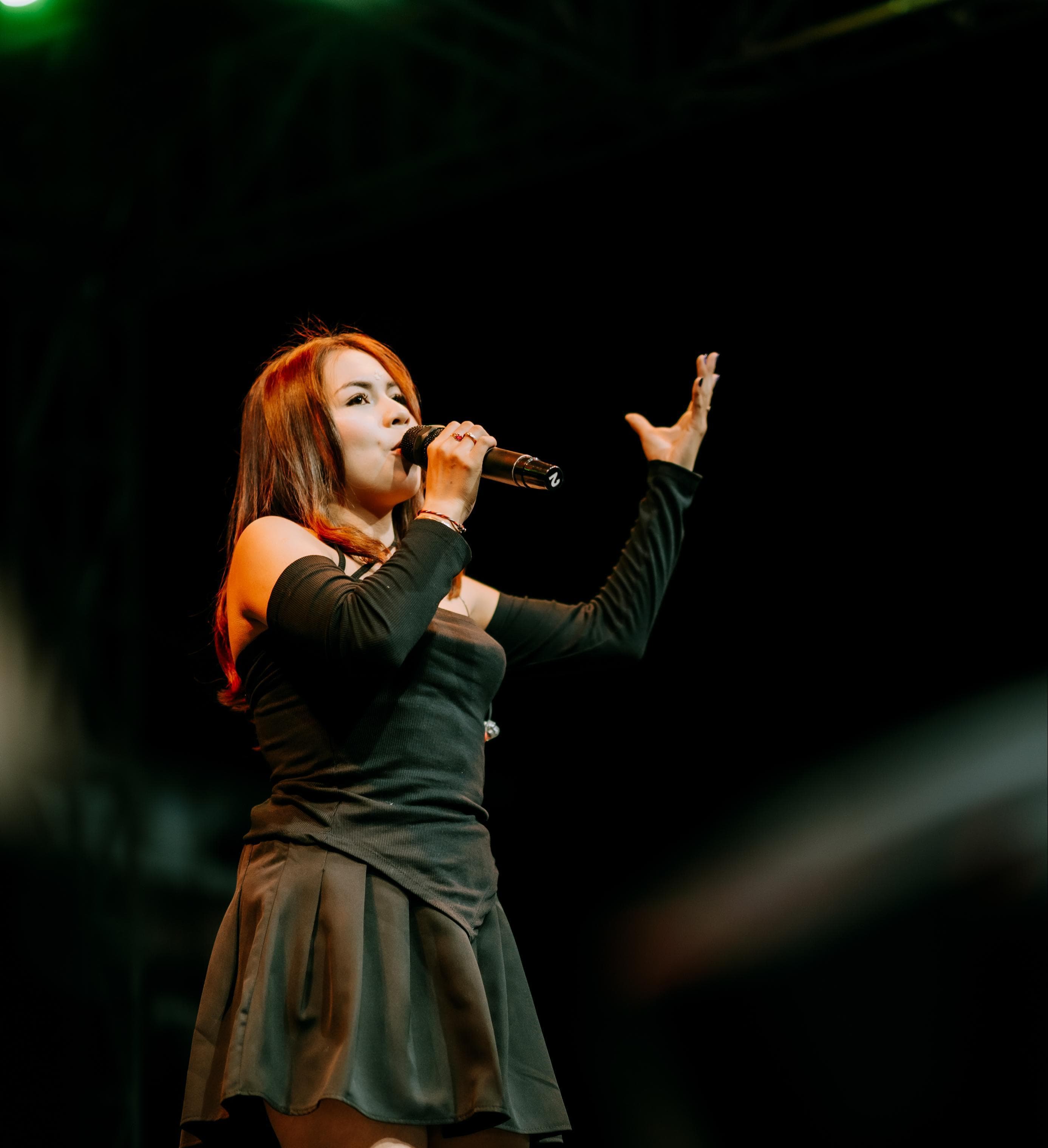 Ade Ara saat di atas panggung