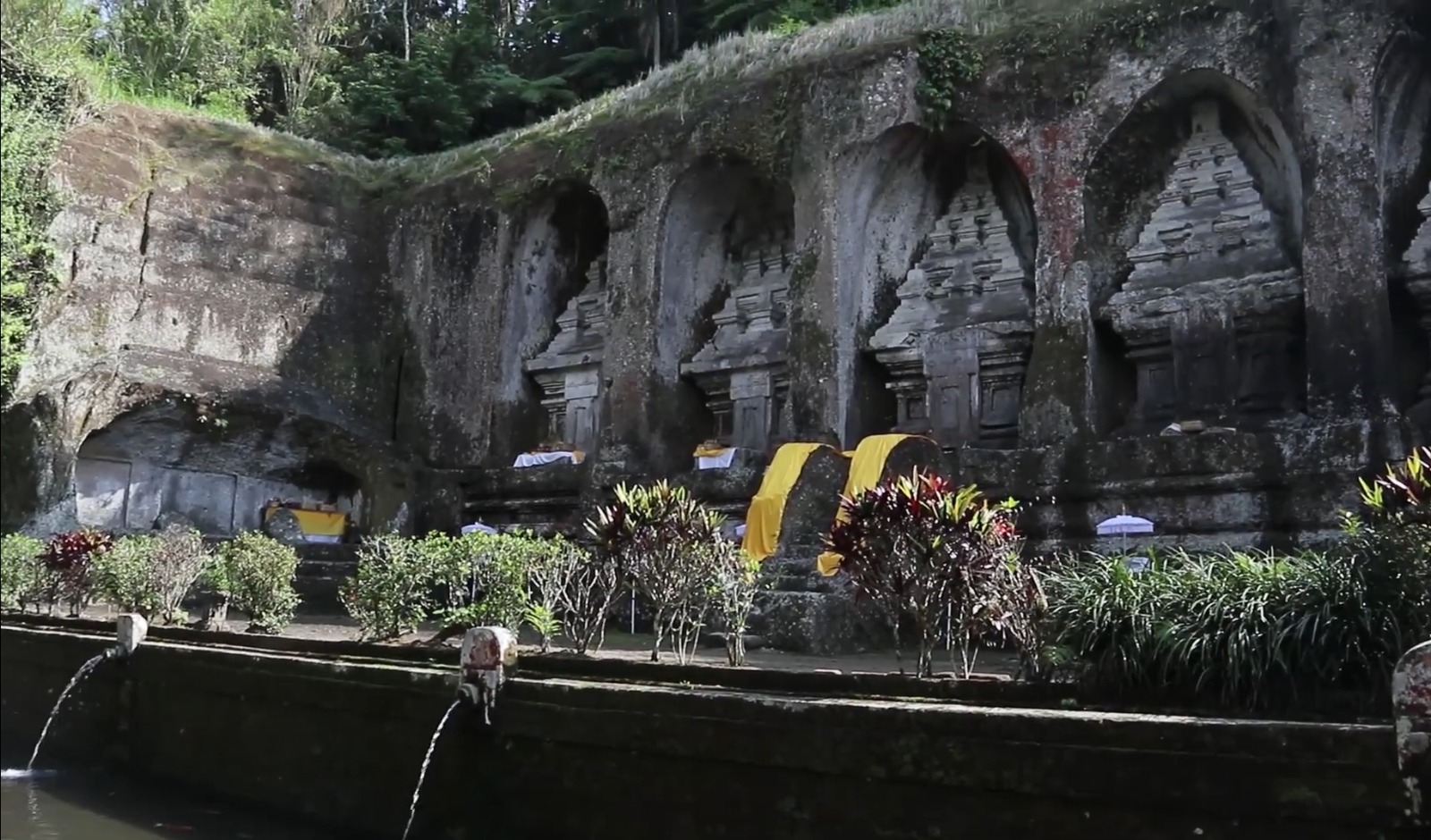 Candi Gunung Kawi di Desa Tampaksiring Gianyar