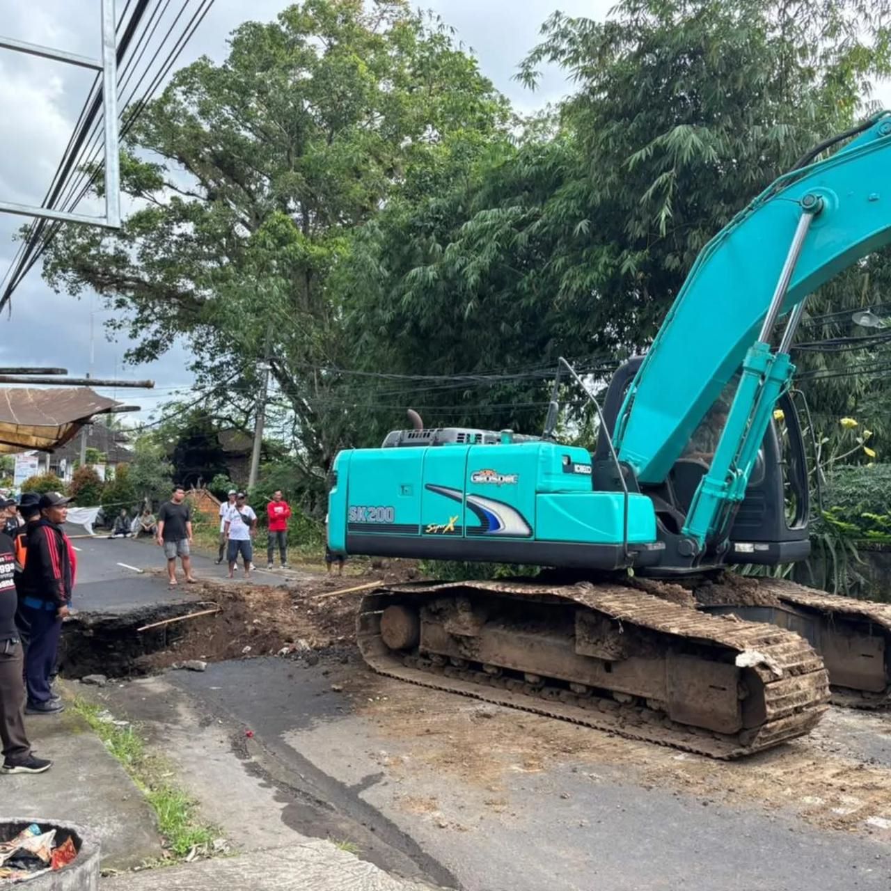 Alat berat sudah di lokasi untuk proses perbaikan jalan jebol di Desa Tista, Tabanan.