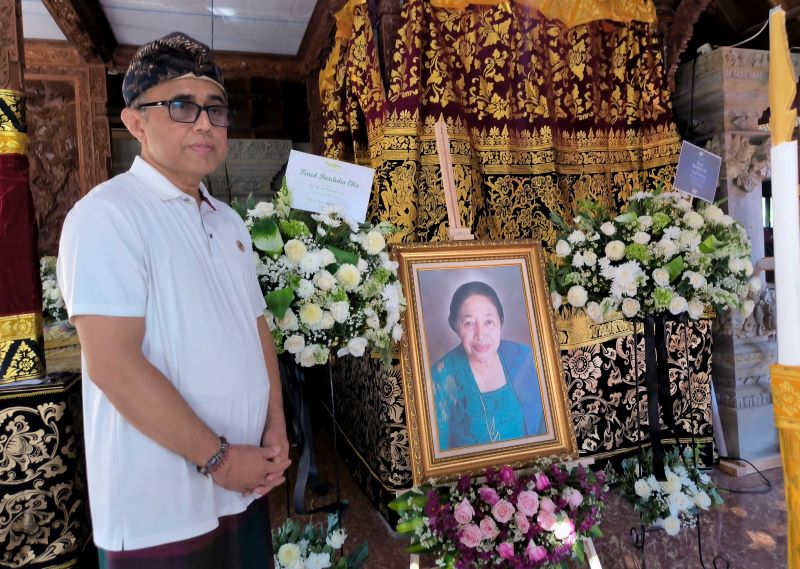 Wali Kota Denpasar I Gusti Ngurah Jaya Negara di samping foto ibunda Jero Samiarsa.