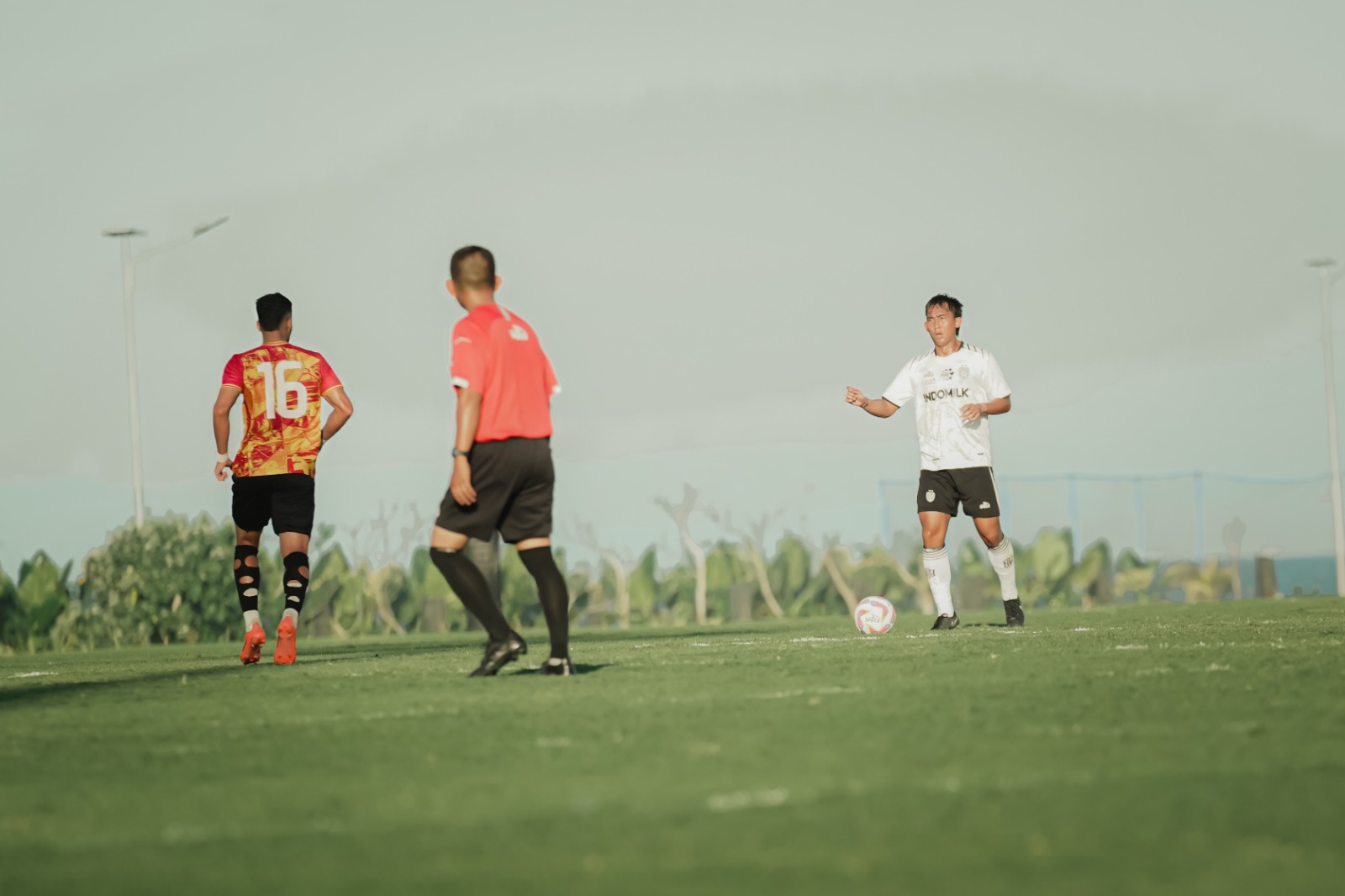 Bali United dan Bhayangkara Presisi Lampung FC latihan bersama di Bali United Training Center, Gianyar, Sabtu (19/7/2025).