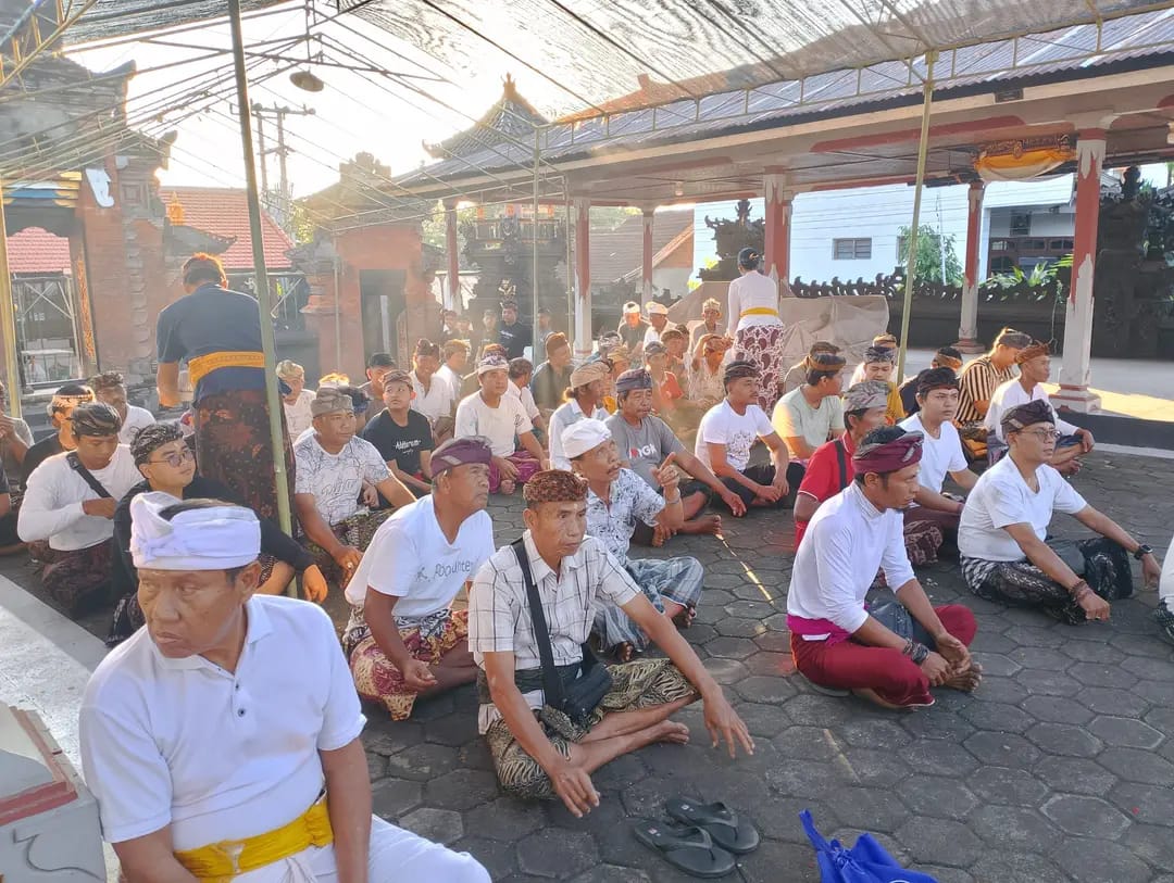 Krama Desa Adat Kalianget saat ngayah di Pura Jaya Prana jelang pujawali yang jatiuh pada Kamis (24/7) mendatang