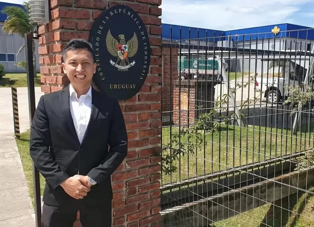 Arya Daru Pangayunan (ADP), 39, seorang Aparatur Sipil Negara (ASN) sekaligus diplomat Kementerian Luar Negeri (Kemenlu) RI.