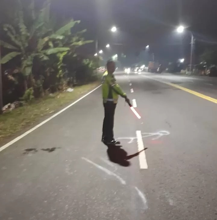 OLAH TKP: Polisi melakukan olah TKP di Seduri, Balongbendo, Selasa (22/7) malam.