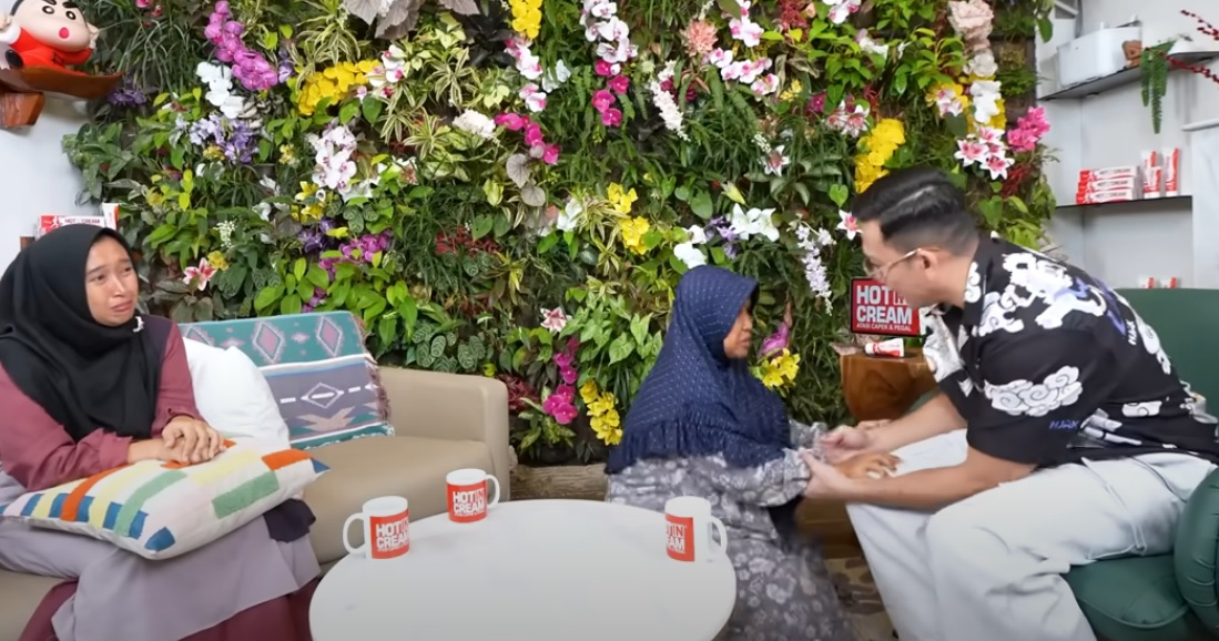 Ibunda Zahra memohon dan berlutut dihadapan Denny Sumargo agar kasus anaknya diviralkan