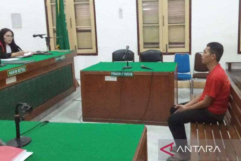 Terdakwa Nefri Zaldi ketika mendengarkan tuntutan JPU Kejari Medan di ruang sidang Cakra VIII, Pengadilan Negeri Medan, Selasa (22/7/2025).