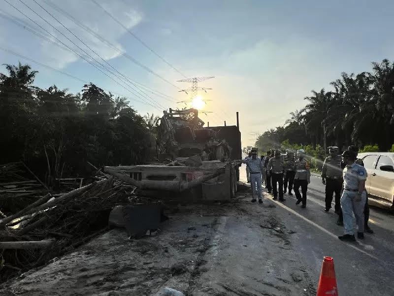 Dirlantas Polda Riau Kombes Pol Taufiq Lukman saat meninjau lokasi kecelakaan di Pelalawan, Senin (21/7/2025) petang.
