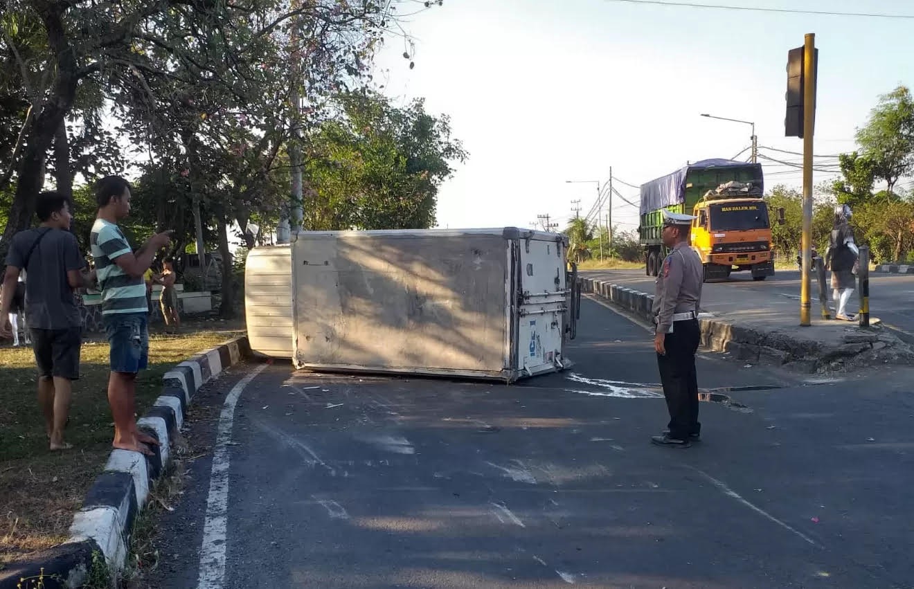 APES: Polisi sedang berada di Bypass Balongbendo untuk membantu proses evakuasi truk, Rabu (23/7) sore.