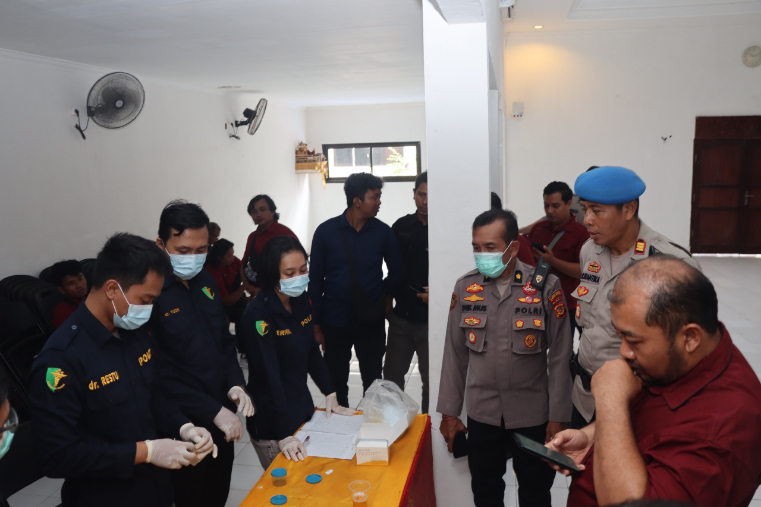 TES URINE: Personel Polres Karangasem dilakukan tes urine mendadak, Kamis (24/7).