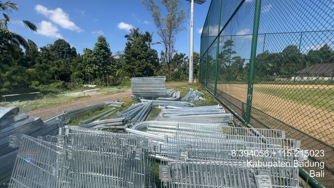 PENGAMAN: Sejumlah railing pengaman Jembatan Tukad Bangkung, Desa Pelaga, Petang, yang mulai dipasang, Minggu (20/7).