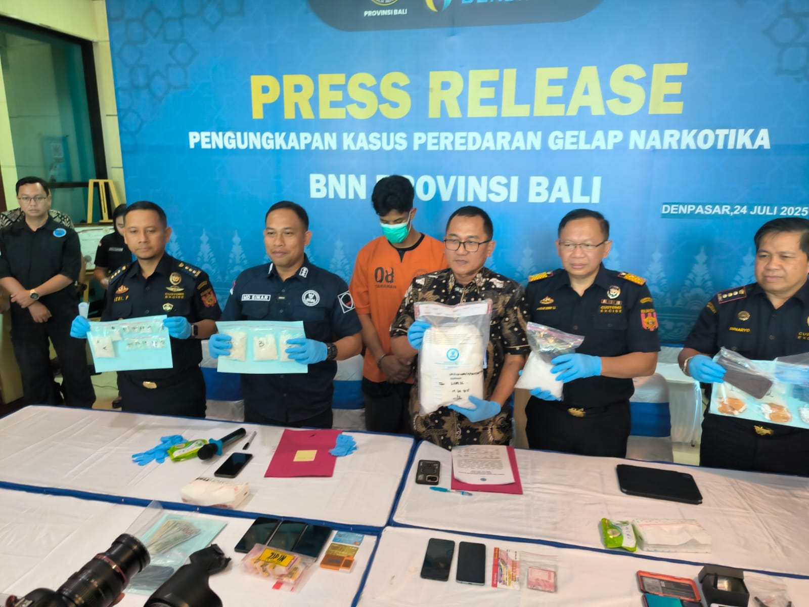 BNNP Bali bersama instansi terkait lainnya membeberkan penangkapan terhadap WNA Brasil pembawa 3 kg kokain. (Bali Express/Agung Bayu)