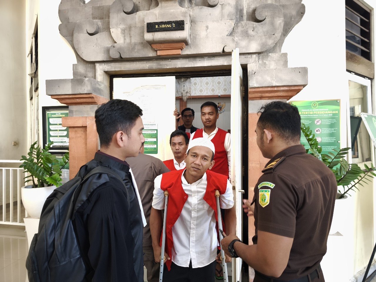 Empat terdakwa kasus pabrik narkoba di Jimbaran. (Bali Express/Istimewa)