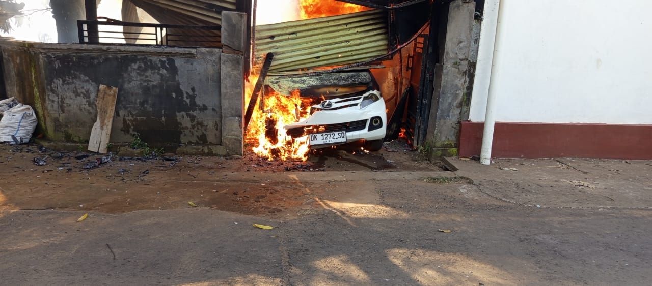 Damkartan Karangasem menangani kebakaran mobil dan dapur, pada Rabu (23/7/2025). &nbsp;
