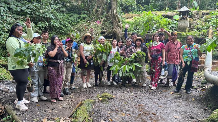 Aktivitas Global Youth Forum saat berkunjung ke Sekolah Adat Manik Empul Pedawa.