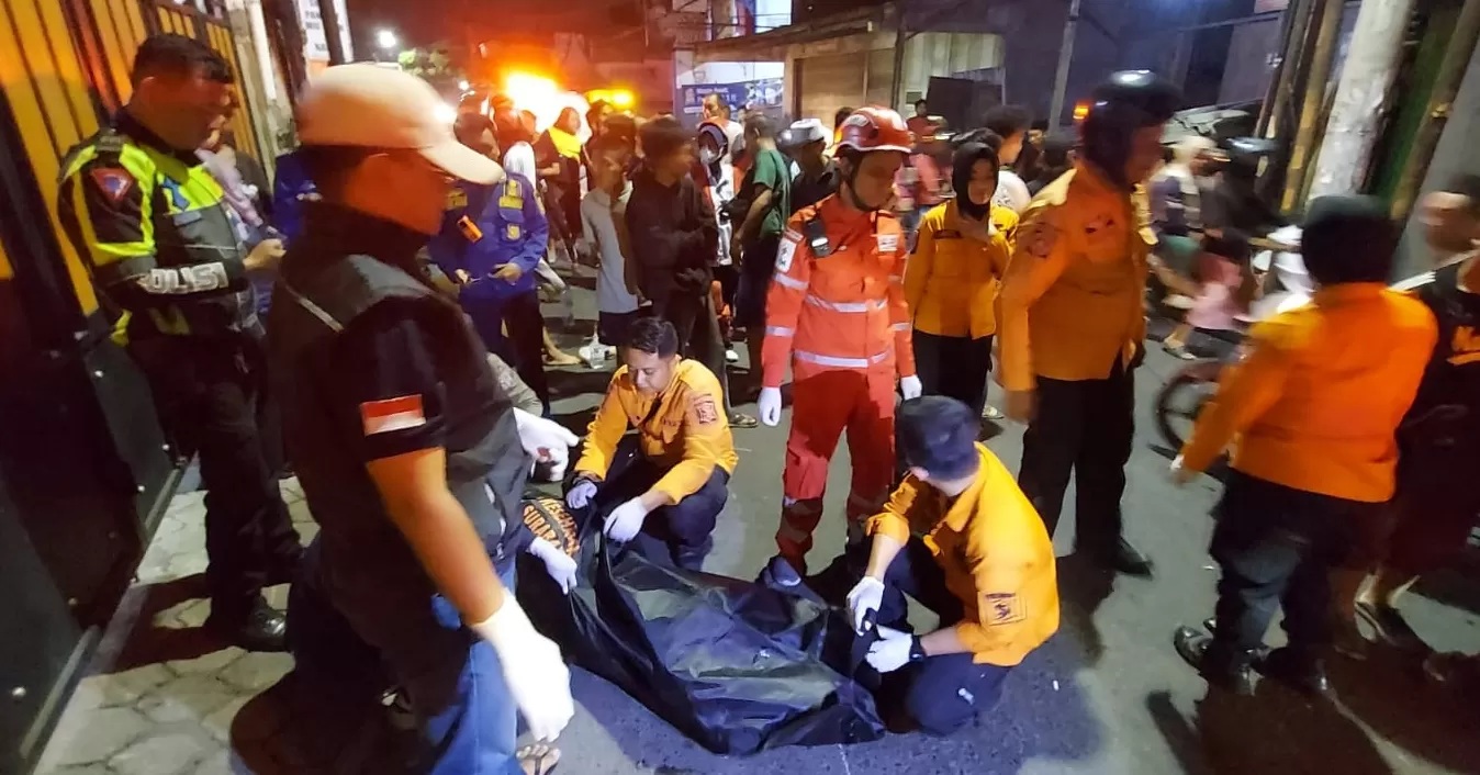 EVAKUASI : Tiga remaja terlibat kecelakaan, salah satu korban dinyatakan meninggal dunia di Jalan Dukuh Bulak Banteng, Surabaya. (IST/RADAR SURABAYA)