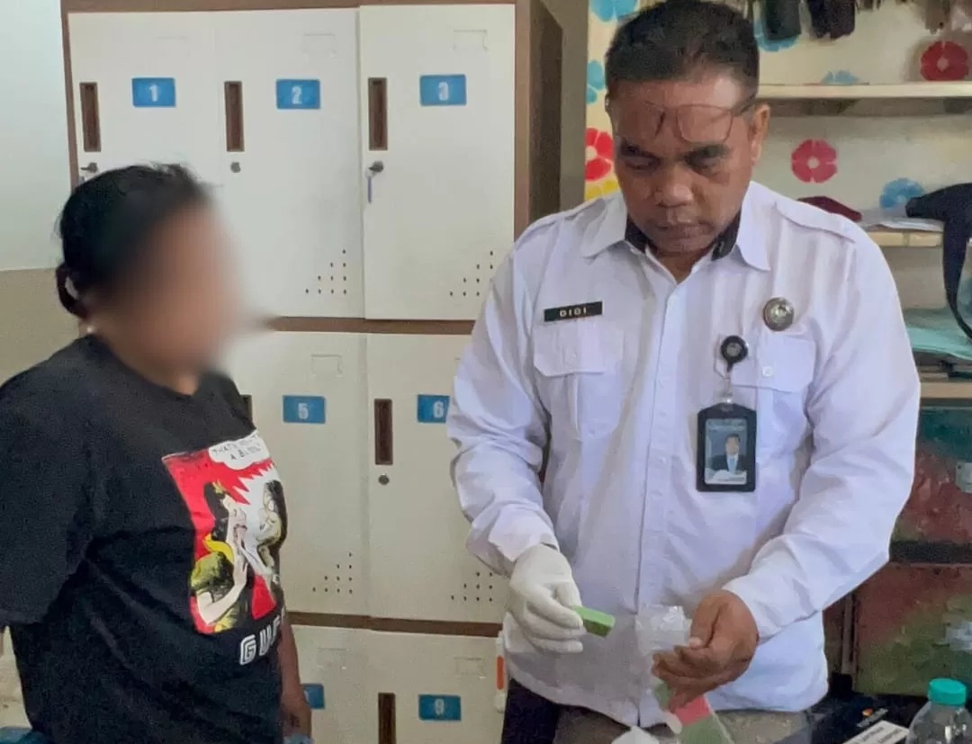 NEKAT: Seorang wanita berinisial SA diinterogasi petugas Lapas Porong, Sidoarjo.