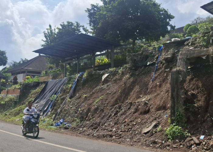DIPERBAIKI : Tembok penyengker SMP Negeri 2 Dawan yang longsor.