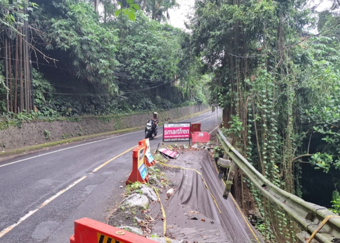 MENGKHAWATIRKAN : Kondisi kerusakan jalan yang cukup parah di jalur utama penghubung Gianyar-Klungkung, tepatnya di wilayah Banjar Umasalakan, Desa Takmung.