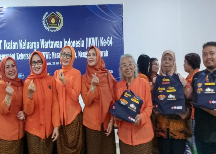 Ketua umum IKWI Pusat Andi Dasmawati, Ph.D dan jajaran pengurus saat merayakan HUT IKWI yang ke-64.