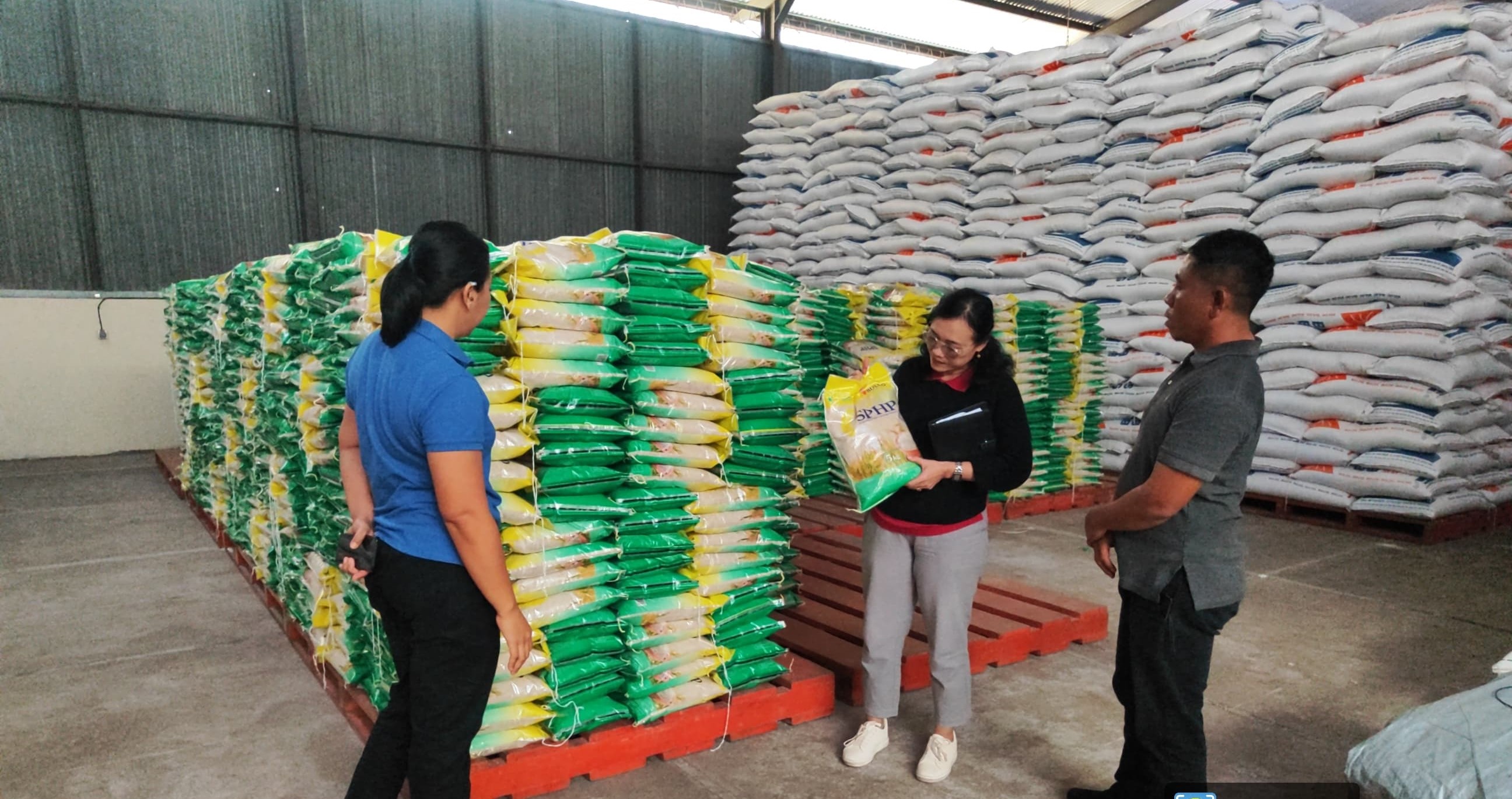 Sekretaris TPID Bangli Dwi Wahyuni (tengah) mengecek beras SPHP di Gudang Bulog, Bebalang.