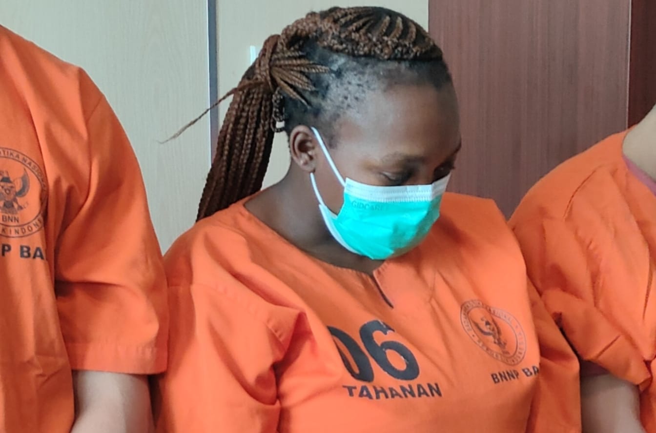 Wanita Afrika Selatan berinisial LN, 32, menyembunyikan sabu di celana dalam.