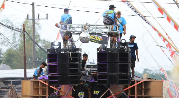 Festival Sound Horeg bertajuk Karnaval Pesta Rakyat Karangjuwet Vol. 5 di Desa Donowarih, Kecamatan Karangploso, Kabupaten Malang