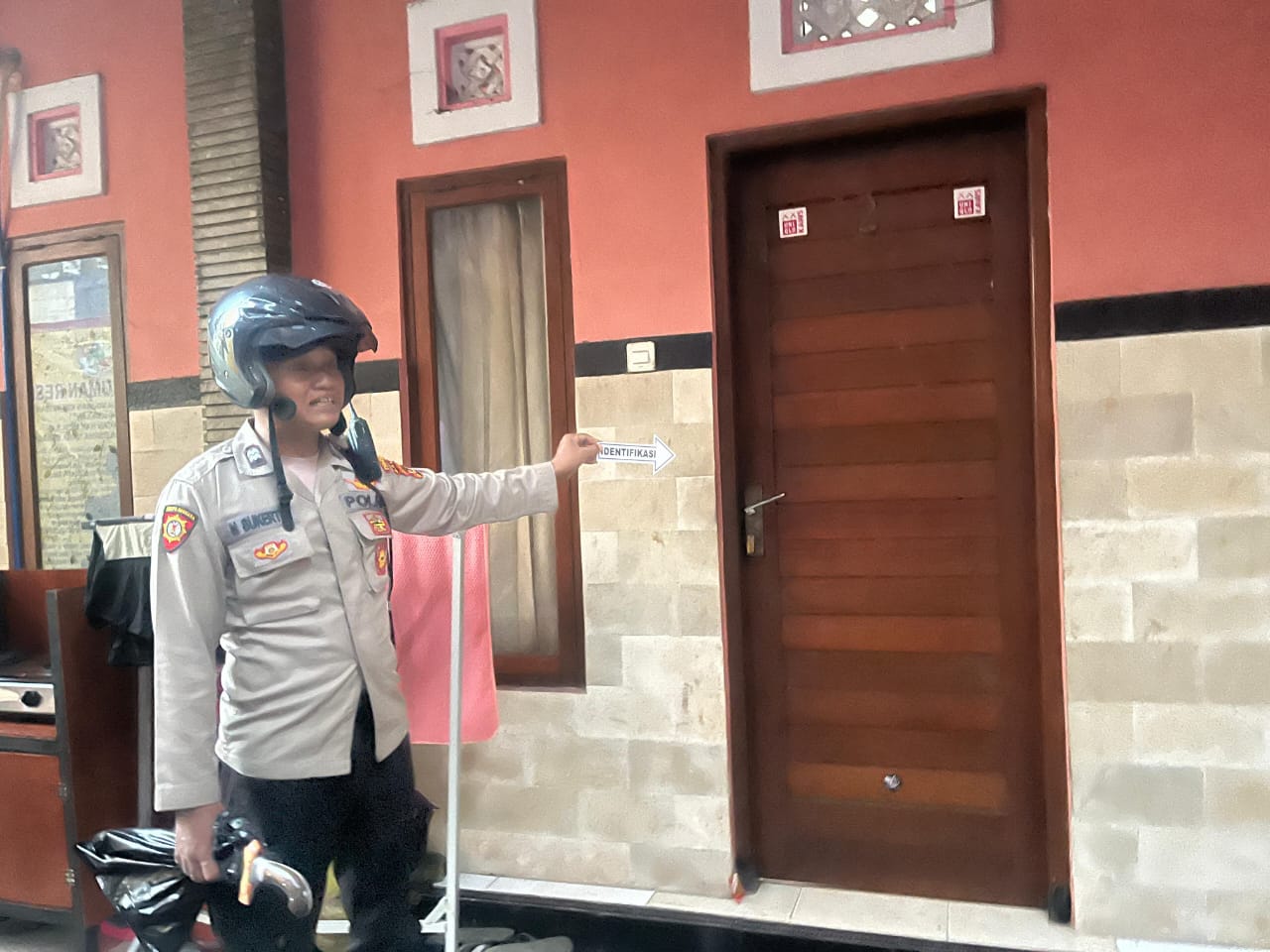 Kepolisian melakukan identifikasi di tempat kejadian perkara dan mengamankan barang bukti parang. (Bali Express/Istimewa)