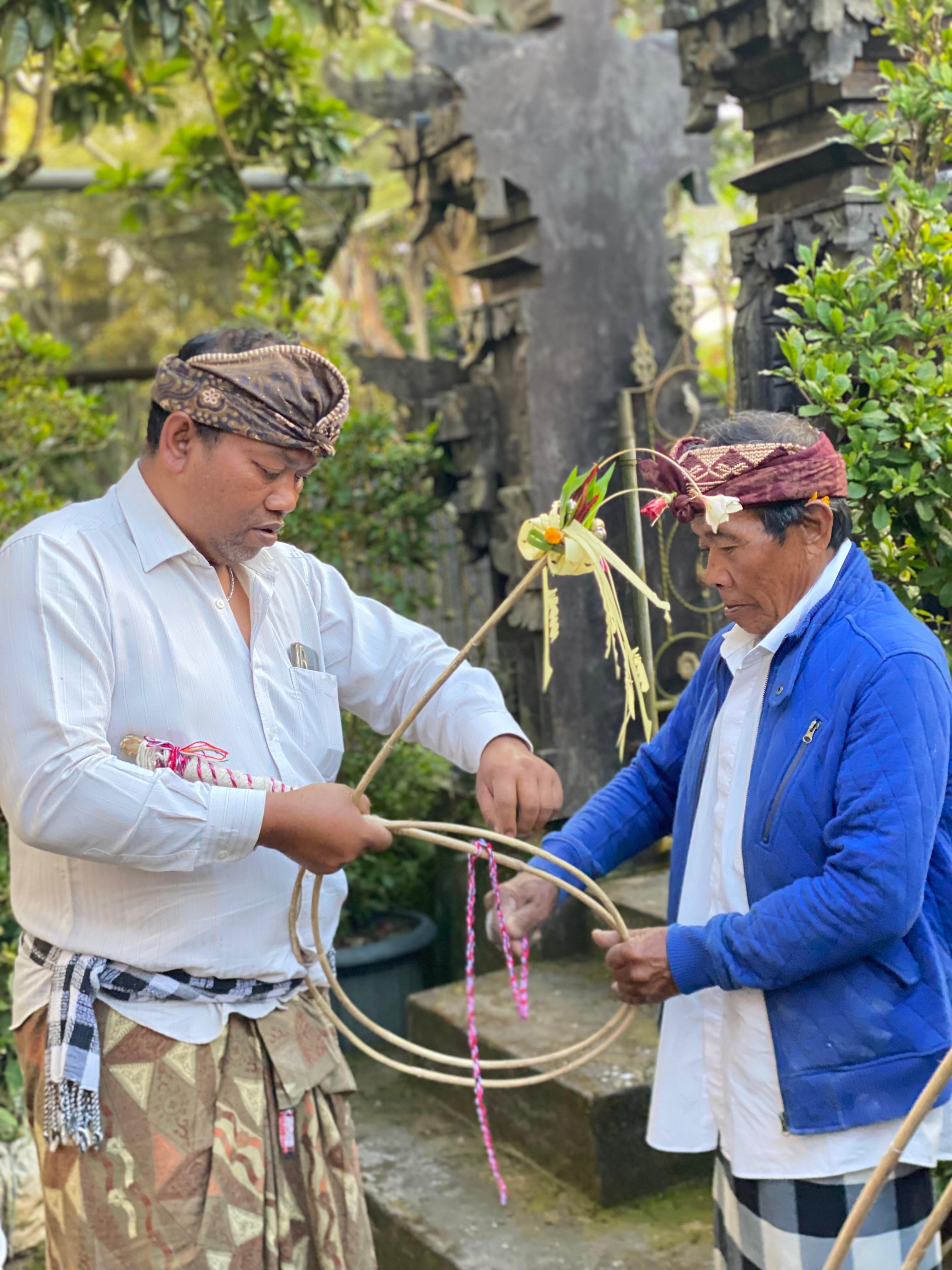 Tari Sang Hyang Penyalin di Desa Pancasari jelang dipentaskan keliling desa
