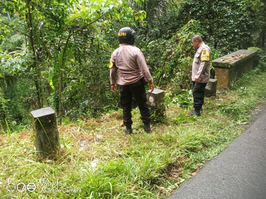 Polisi mendatangi korban jatuh di jembatan Selanbawak, Tabanan, Jumat (25/7/2025).