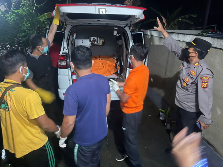 proses evakuasi Mx X yang ditemukan membusuk di sebuah perumahan di banjar Mandung Kecamatan Kerambitan Kabupaten Tabanan.