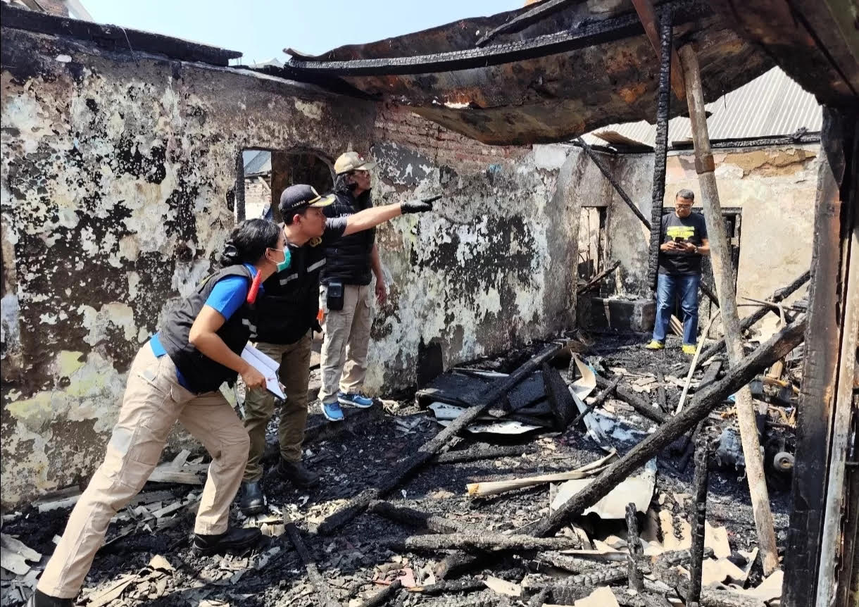 Tim Labfor dan Inafis mendatangi lokasi kebakaran rumah di Mlatibaru Semarang.