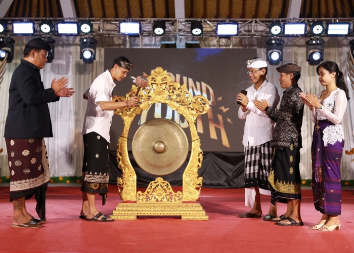 PELESTARIAN : Perayaan ulang tahun ST Putra Agung ini berlangsung meriah di Balai Banjar setempat, Sabtu malam (26/7/2025).