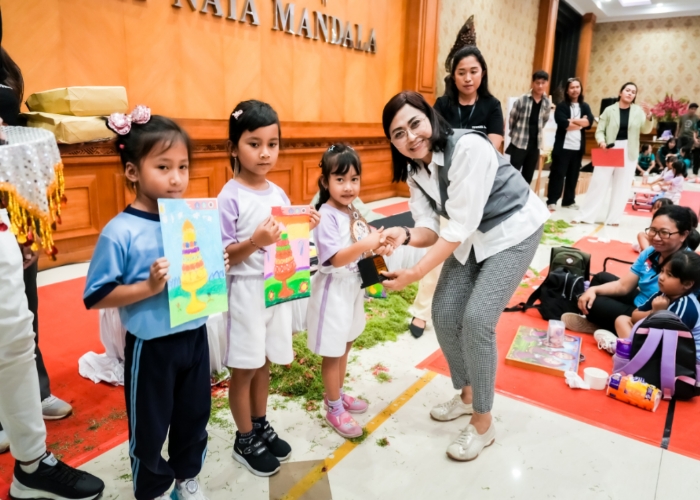 LOMBA: Bunda PAUD, Nyonya Rasniathi Adi Arnawa, membuka Lomba Mewarnai Piala Bunda PAUD Kabupaten Badung Tahun 2025 di Gedung Balai Budaya Giri Nata Mandala Puspem Badung, Minggu (27/7).