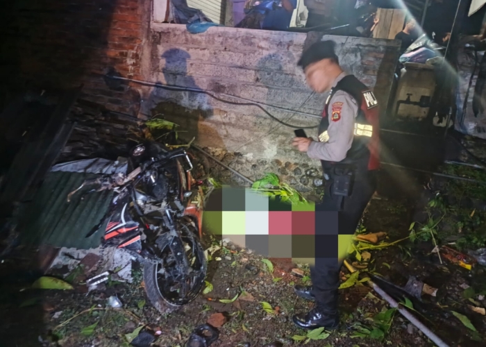 NAHAS : Sepeda motor yang dikendarai ayah dan anak yang terlibat kecelakaan di Desa Pulukan.