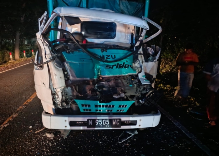 Kondisi Truk Colt Diesel N 9505 WC usai terlibat laka beruntun di Jalan utama Denpasar-Gilimanuk, tepatnya di KM 110-111 Desa Candikesuma, Kecamatan Melaya, Jembrana Jumat (25/7).