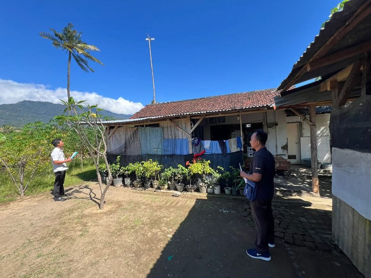 VERIFIKASI: Tim Disperkimta Buleleng sedang melakukan verifikasi lapangan terhadap calon penerima bedah rumah.