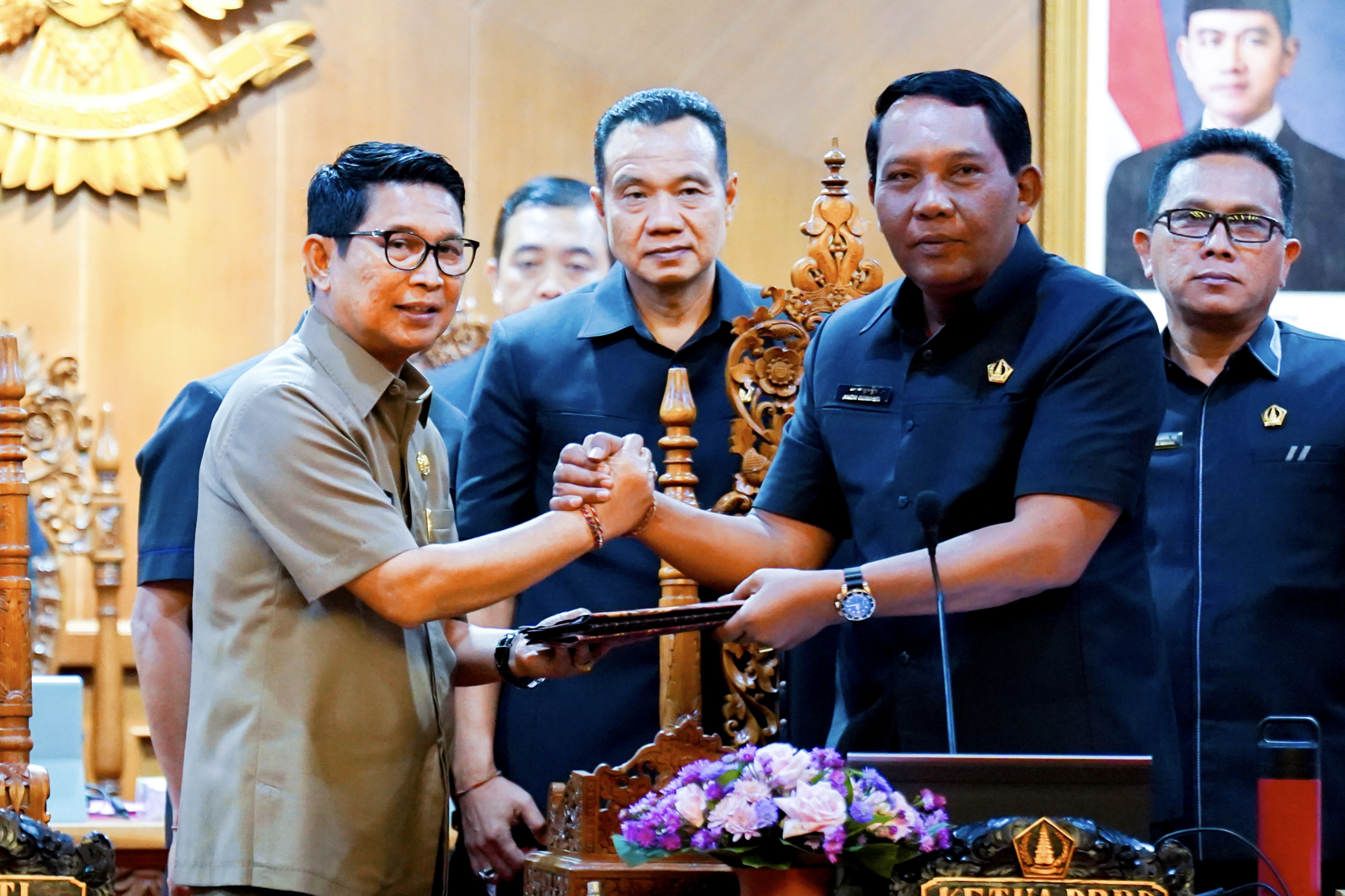 PARIPURNA: Bupati Adi Arnawa menghadiri Rapat Paripurna masa persidangan ketiga dengan Agenda Penyampaian Pandangan Umum Fraksi-Fraksi terhadap Raperda di Ruang Sidang Utama Gosana Kantor DPRD Badung,