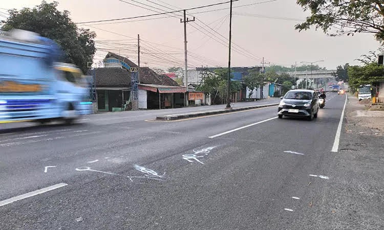 TKP: Lokasi di Desa Lemahbang, Kecamatan Sukorejo. Di penggal jalan inilah pemotor menabrak tronton yang sedang putar balik.