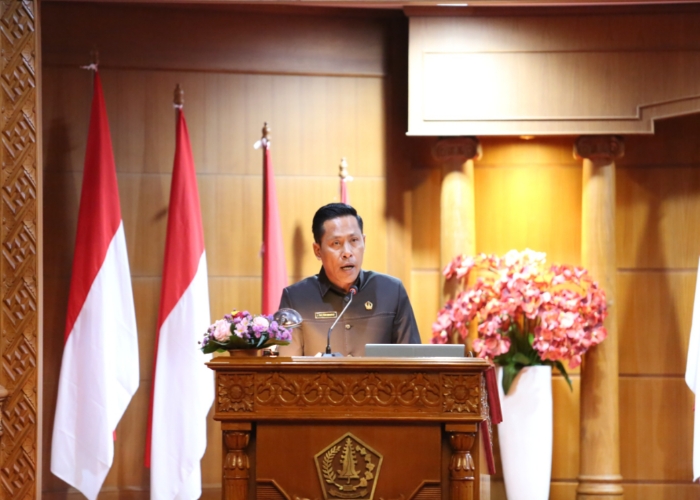 PEMBACAAN: Anggota Fraksi PDIP DPRD Badung, I Made Ponda Wirawan saat membacakan PU dalam rapat paripurna, Senin (28/7).