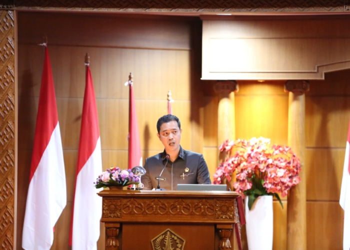PEMBACAAN: Anggota Fraksi Golkar DPRD Badung, I Wayan Joni Pargawa saat membacakan PU dalam rapat paripurna, Senin (28/7).