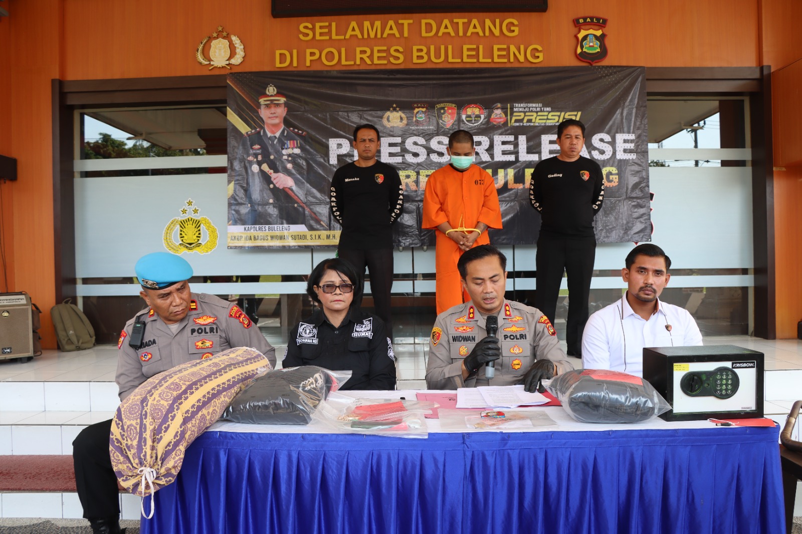Rilis pengungkapan kasus pencurian dan pembunuhan di Desa Selat, Buleleng
