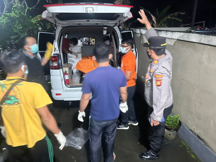 proses evakuasi jenazah Mr. X dari perumahan di Kecamatan Kerambitan Tabanan ke RS. Prof. Ngoerah Denpasar.