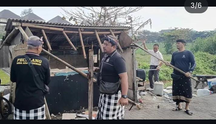 Pecalang Desa Adat Kesiman Bongkar Bangunan Liar di Jogging Track Pantai Padang Galak