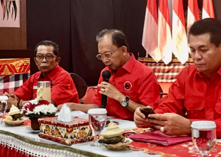 Ketua DPD PDI Perjuangan Wayan Koster (tengah) saat pembahasan penyambutan pertemuan anggota dewan se Indonesia di Sanur, 27Juli 2025.