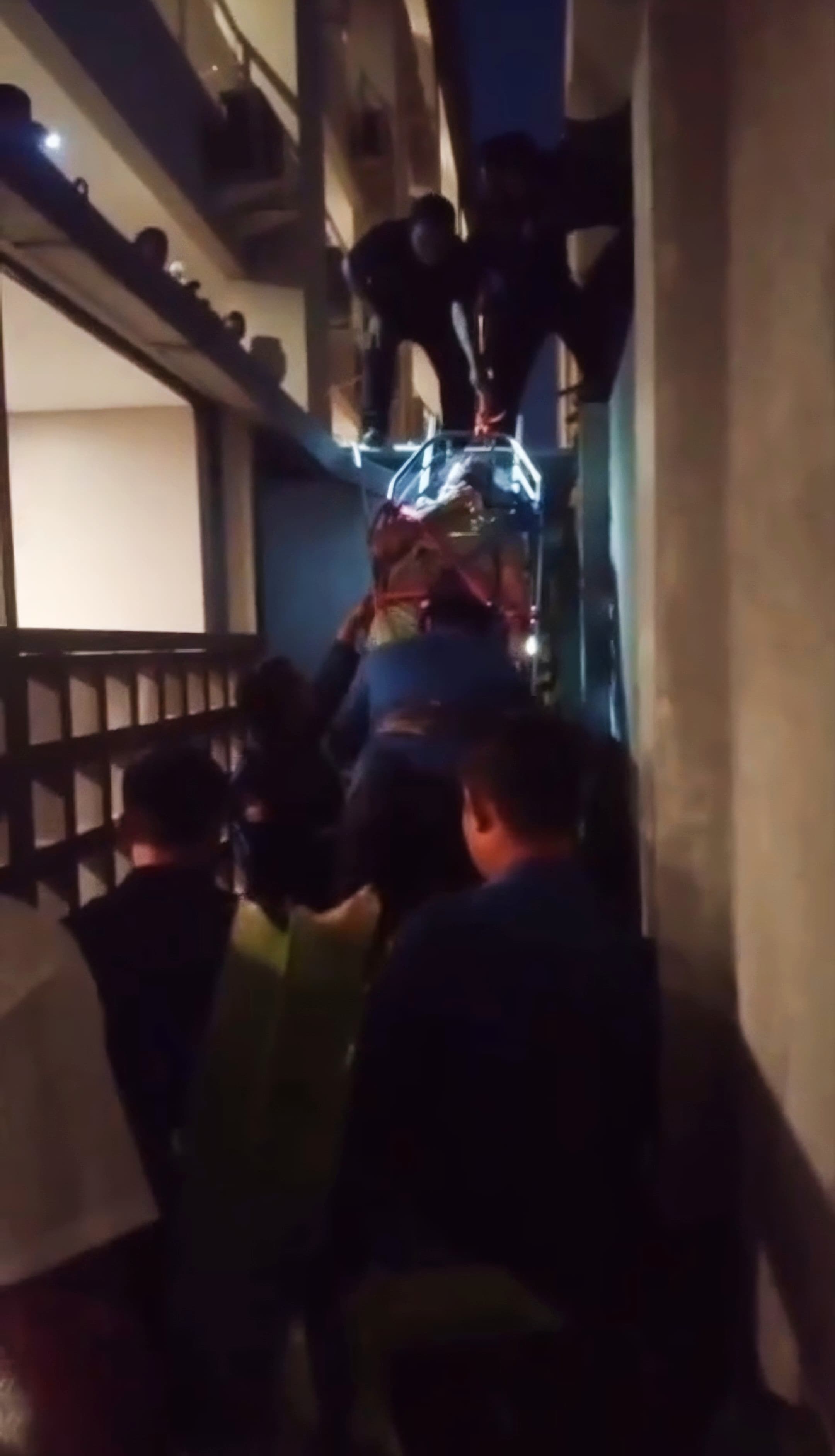 Petugas mengevakuasi bule dari atap kantor Housekeeping usai melompat dari lantai tiga hotel. (Bali Express/Istimewa)