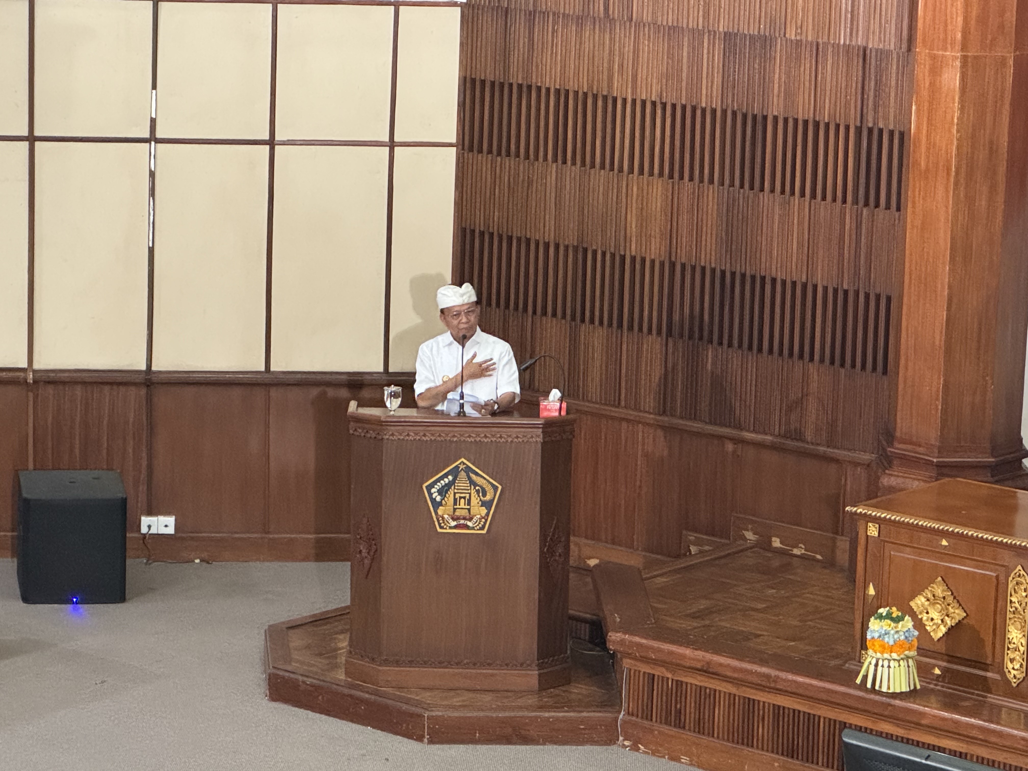TENAGA KONTRAK: Gubernur Bali Wayan Koster saat Rapat Paripurna DPRD Bali di Kantor Gubernur Bali, Senin (28/7)