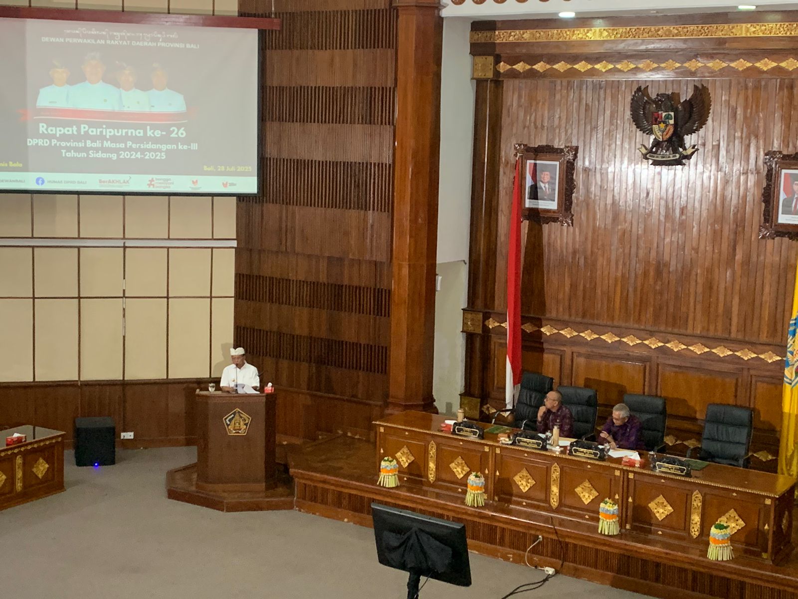POLEMIK: Gubernur Bali Wayan Koster dalam Rapat Paripurna DPRD Bali, Senin (28/7)