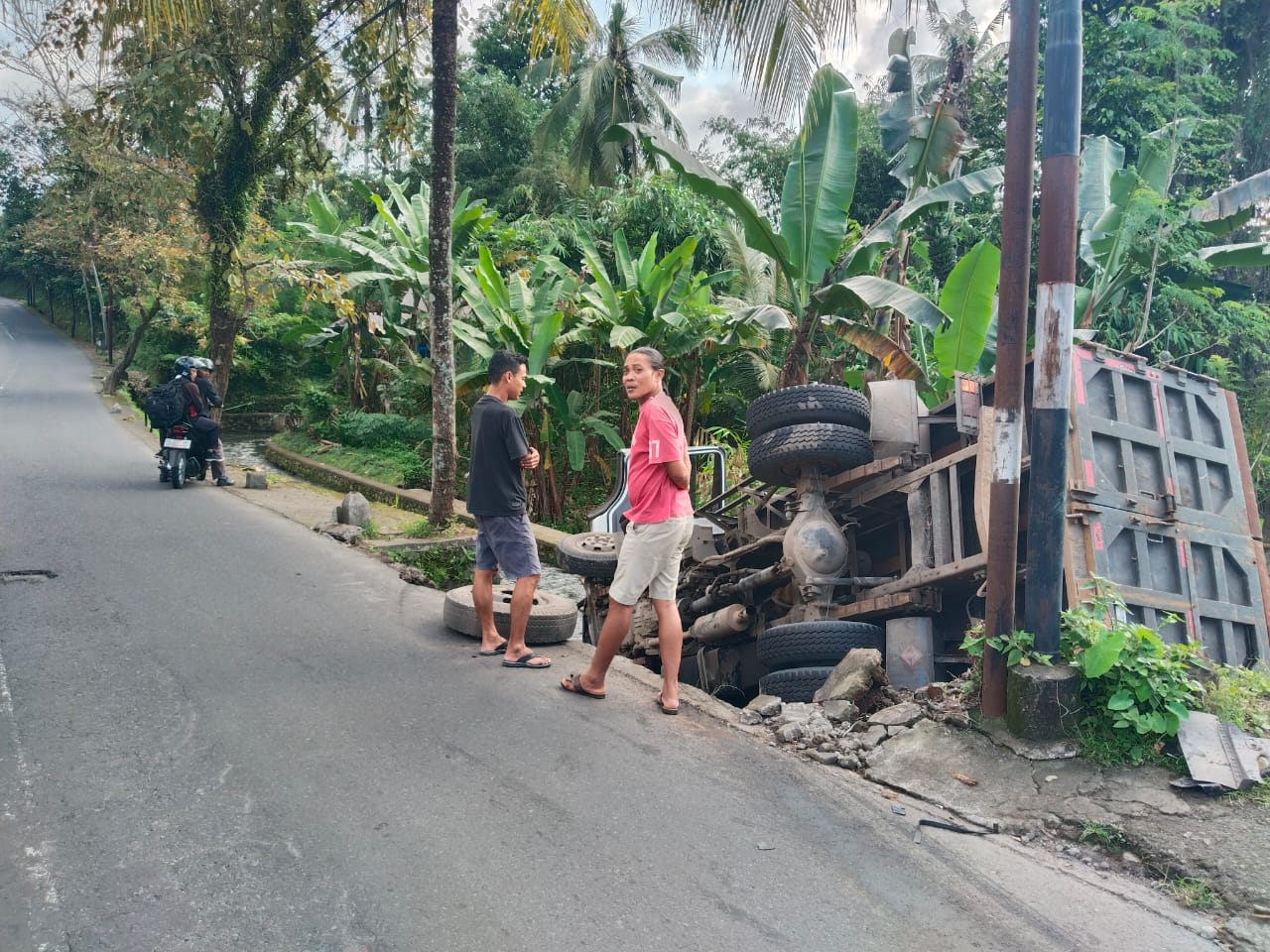 Sebuah truk bermuatan batu terguling di Banjar Dinas Wanasari, Desa Talibeng, Kecamatan Sidemen, Karangasem pada Minggu (27/7/2025) sore.