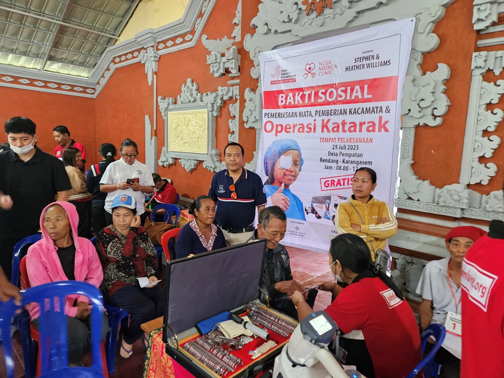 ANTUSIAS: Pemeriksaan dan pengobatan gratis Nusa Medica Clinic disambut antusia ratusan warga Desa Pempatan.